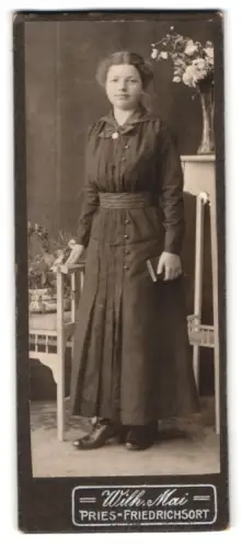 Fotografie Wilh. Mai, Pries-Friedrichsort, Frau mit Buch und Blumendekor