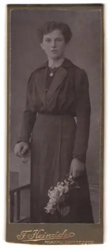Fotografie Franz Heinrich, Torgau, Schlossstrasse 13, Porträt einer jungen Frau mit Blumen