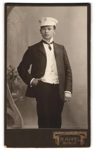 Fotografie M. Appel, Berlin, Neue Königstr. 1, Junger Mann im Anzug mit Schirmmütze