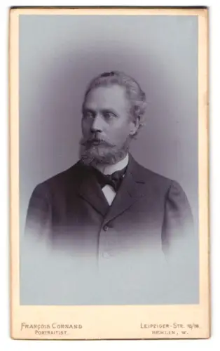 Fotografie Francois Cornand, Berlin, Leipziger-Str. 115/116, Porträt eines Herrn im Anzug