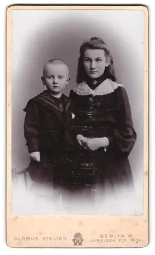 Fotografie Globus Atelier, Berlin, Leipziger Strasse 132/135, Porträt einer jungen Frau mit Kind