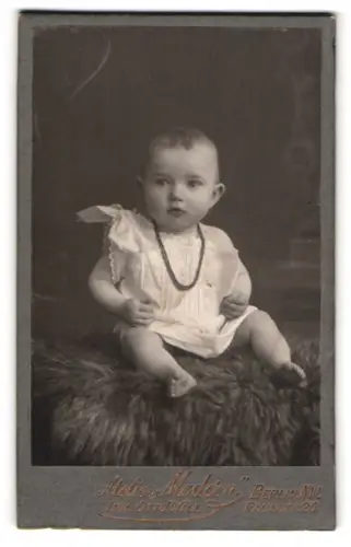 Fotografie Atelier Moden, Berlin, Paulstrasse 26, Porträt eines Kleinkindes