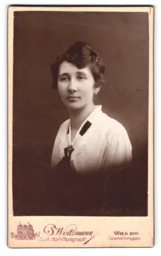 Fotografie P. Weitzmann, Wien, Calvarienberggasse 37, Porträt einer Dame, 1918