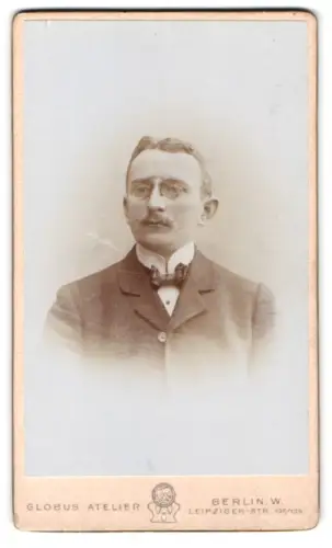 Fotografie Globus Atelier, Berlin, Leipziger-Str. 132/135, Porträt eines Herrn mit Brille
