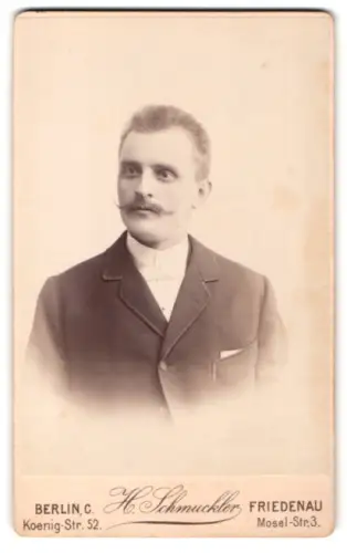 Fotografie H. Schmuckler, Berlin, Koenig-Str. 52, Porträt eines Herrn im Anzug