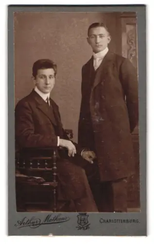 Fotografie Arthur Mathaus, Charlottenburg, Berliner Strasse 80, Zwei elegant gekleidete Herren