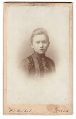 Fotografie H. Mehlert, Itzehoe, Breitestrasse 25, Porträt einer jungen Frau