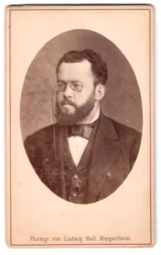 Fotografie Ludwig Holl, Mergentheim, Am Wachbacher Thor, Porträt eines Herrn mit Brille