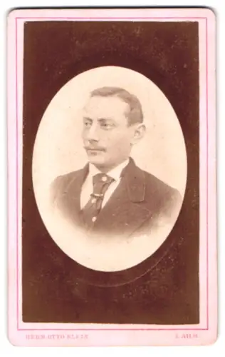 Fotografie Herrm. Otto Klein, Lahr, Dinglinger Vorstadt 60, Porträt eines Mannes