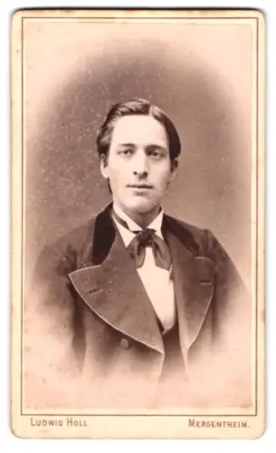 Fotografie Ludwig Holl, Mergentheim, Würdevoller junger Herr