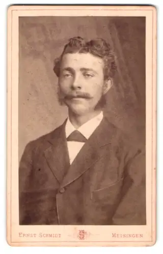Fotografie Ernst Schmidt, Meiningen, Halbe Stadt-Str., Porträt eines Mannes mit Schnurrbart