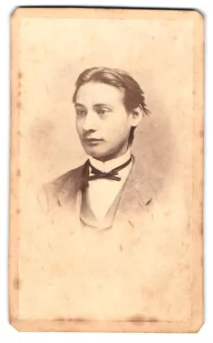 Fotografie J. Eberhart, Mergentheim, Mühlwehrthor, Porträt eines jungen Mannes