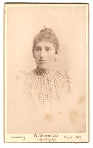 Fotografie W. Sternitzki, Bamberg, Hainstr. Nr. 2, Porträt einer jungen Frau