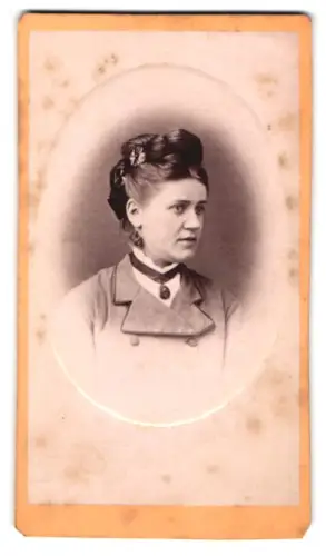 Fotografie J. Eberhart, Mergentheim, Mühlwehrthor, Portrait einer Dame