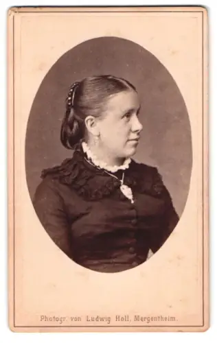Fotografie Ludwig Holl, Mergentheim, Wachbacher Thor, Porträt einer Frau mit Hochsteckfrisur