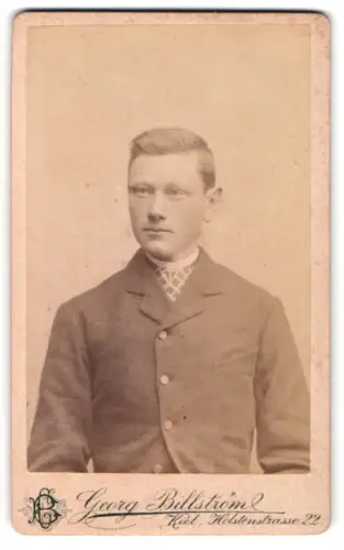 Fotografie Georg Billström, Kiel, Holstenstrasse 22, Porträt eines jungen Mannes