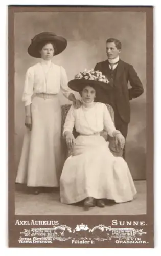 Fotografie Axel Aurelius, Sunne, Portrait einer Gruppe mit eleganten Hüten