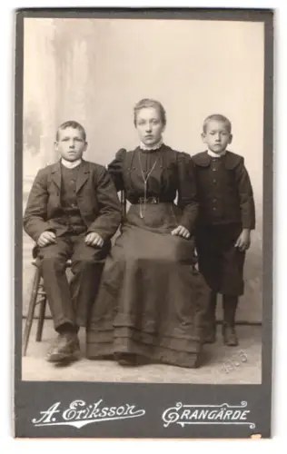 Fotografie A. Eriksson, Grangärde, Porträt einer Familie mit zwei Kindern
