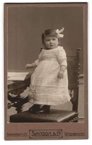 Fotografie Samson & Co., Offenbach a.M., Frankfurterstr. 11, Kleinkind auf Stuhl