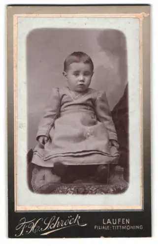 Fotografie F. H. Schröck, Laufen, Bezirksamtsgasse, Kleinkind im feinen Kleid
