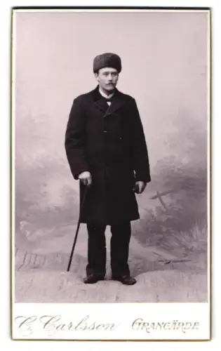 Fotografie C. Carlsson, Grangärde, Mann mit Spazierstock
