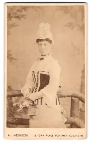 Fotografie A.J. Melhuish, London, York Place 12, Dame mit Blumenkorb