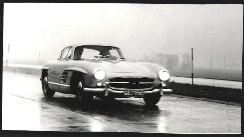 Fotografie Hans Hagen, Salzburg, Auto Mercedes Benz 300 SL Flügeltürer im Regen auf einer Autobahn
