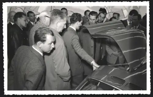 Fotografie Blaschka, Graz, Ansicht Graz, Auto Mercedes Benz 300 SL Flügeltürer wird am Messestand bewundert