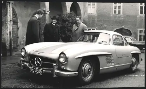 Fotografie Auto Mercedes Benz 300 SL Flügeltürer auf einem Schlosshof