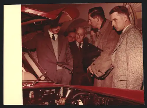 Fotografie Blaschka, Graz, Ansicht Graz, Auto Mercedes Benz 300 SL wird von Fachleuten am Messestand begutachtet