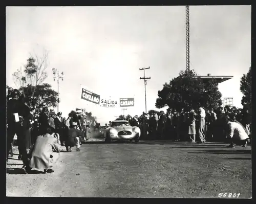 Fotografie Ansicht Mexiko, Carrera Panamericana, Auto Mercedes Benz 300 SLR W194 Rennwagen startet in die Rallye