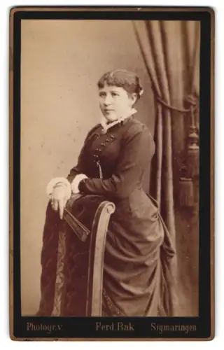 Fotografie Ferd. Bak, Sigmaringen, Dame in eleganter Kleidung