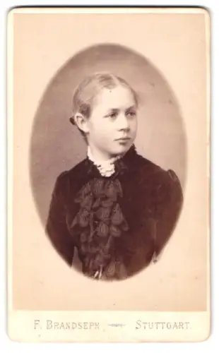 Fotografie F. Brandseph, Stuttgart, Marienstrasse 36, Porträt einer jungen Frau