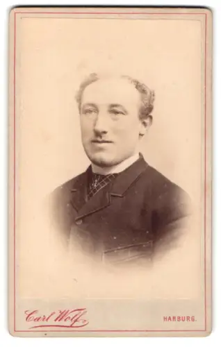 Fotografie Carl Wolf, Harburg, am Kriegerdenkmal, Porträt eines Mannes in Anzug