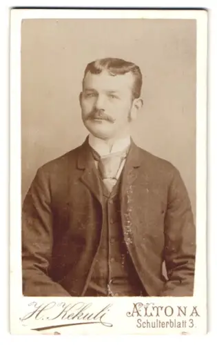 Fotografie H. Kekuli, Altona, Schulterblatt 3, Porträt eines Mannes im Anzug