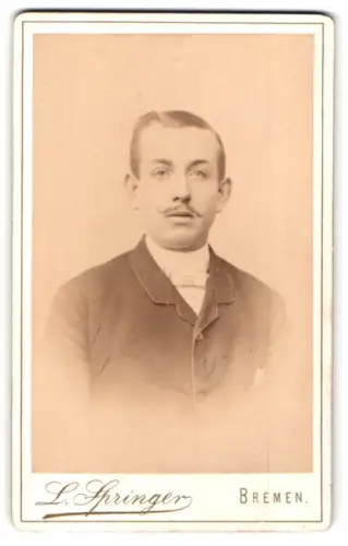 Fotografie L. Springer, Bremen, a. Wall 132/133, Porträt eines Herren im Anzug