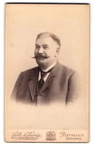 Fotografie Selle & Kuntze, Potsdam, Schwertfeger Strasse 14, Porträt eines Herrn im Anzug
