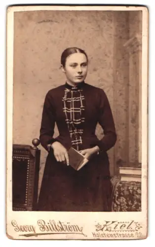 Fotografie Georg Billström, Kiel, Holstenstrasse 22, Junge Frau mit Buch