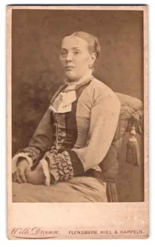Fotografie Wilh. Dreesen, Flensburg, Norderstrasse 148, Porträt einer Dame im eleganten Kleid