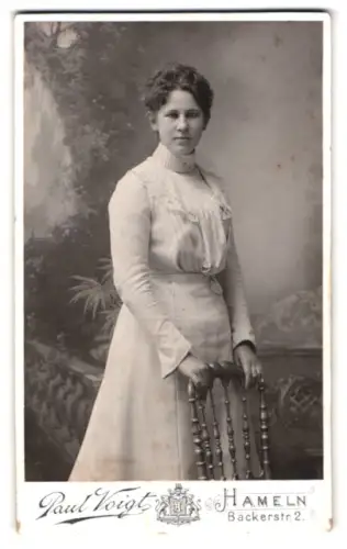Fotografie Paul Voigt, Hameln, Bäckerstrasse 2, Porträt einer Dame mit Stuhl