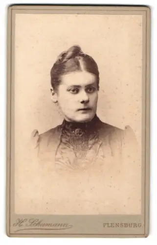 Fotografie H. Schumann, Flensburg, Holm 1, Porträt einer Dame