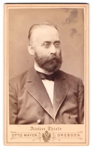 Fotografie Otto Mayer, Dresden, Prager Strasse 31, Porträt eines Herrn mit Brille