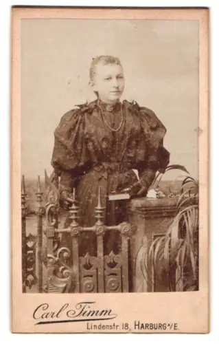 Fotografie Carl Timm, Harburg a. E., Lindenstr. 18, Frau mit Kleid und Buch