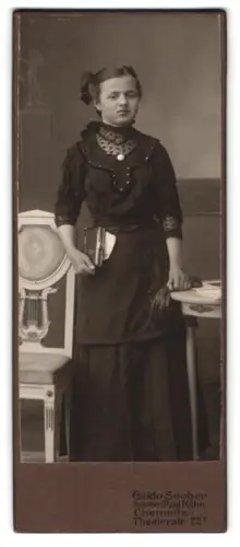 Fotografie Guido Seeber, Chemnitz, Theaterstr. 22, Portrait einer Frau mit Buch