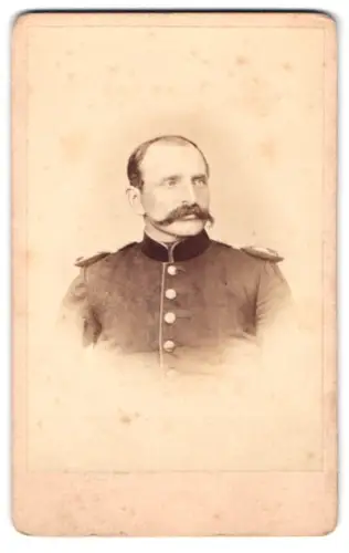 Fotografie H. Schnaebeli, Berlin, Schiffbauerdamm 25, Offizier in Uniform