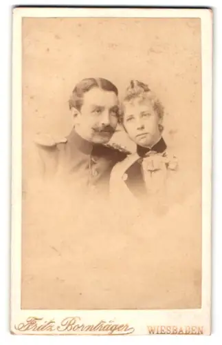 Fotografie Fritz Bornträger, Wiesbaden, Wilhelmsallee, Offizier in Uniform mit seiner Frau, 1887