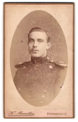 Fotografie K. Maendlein, Strassburg i. E., Ecke des Nikolausringes und Grandidierstrasse, Ulan in Uniform