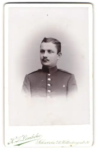 Fotografie H. F. Lembcke, Schwerin i. M., Wittenburgerstr. 36, Soldat vom Regiment Nr. 9 in Uniform