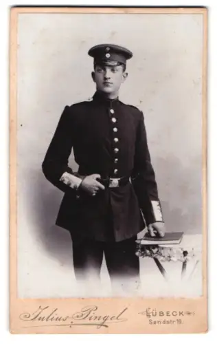 Fotografie Julius Pingel, Lübeck, Sandstrasse 19, Soldat in Uniform mit Schirmmütze