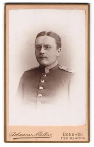 Fotografie Johannes Müller, Bonn a. Rh., Franziskanerstr. 5, Einjährig-Freiwilliger Unteroffzier in Uniform, 1904